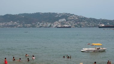 Acapulco, Meksika - 12 Mayıs 2019: Sahilde insanlarla yaz tatili.