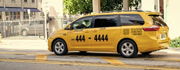 Miami Beach Φλόριντα Ηπα Απριλίου 2021 Toyota Κίτρινο Ταξί Πλαϊνή — Φωτογραφία Αρχείου