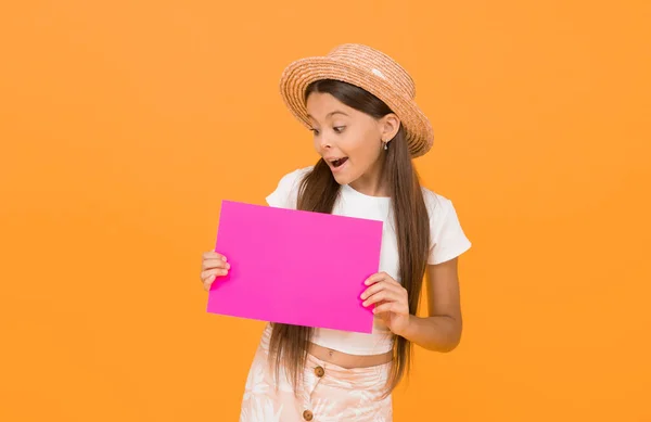 Nettes Mädchen Zeigt Plakatwerbung Kopierfläche Sommerschlussverkauf Konzept — Stockfoto