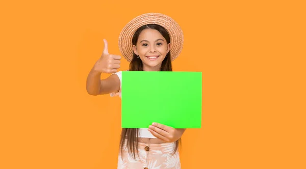 Щаслива Дівчина Підліток Копіювальним Простором Зеленому Папері Жовтому Тлі Великий — стокове фото