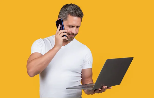 Multitasking Férfi Szabadúszó Laptop Beszél Telefonon Multitasking Férfi Szabadúszó Stúdióban — Stock Fotó