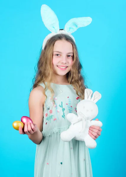 假日兔子女孩与长兔子耳朵 孩子可爱的兔子服装 复活节快乐 好玩的宝宝庆祝复活节 快乐的童年 准备好迎接复活节了儿童复活节活动 — 图库照片