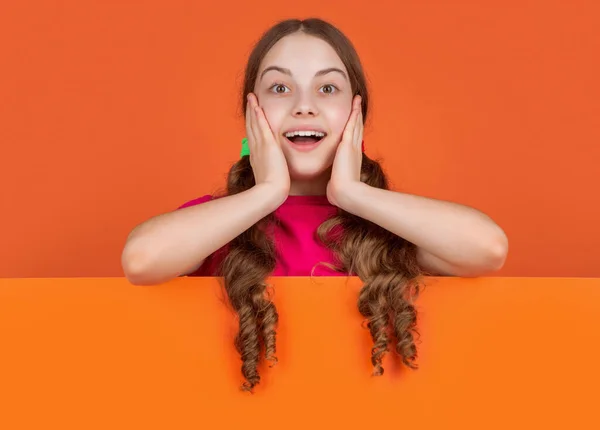 Šťastné Dítě Prázdným Oranžovým Papírem Kopírovacím Prostorem Pro Reklamu Wow — Stock fotografie