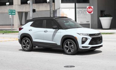 Miami Beach, Florida ABD - 15 Nisan 2021: beyaz Chevrolet öncü SC SUV aracı, yan görüş.
