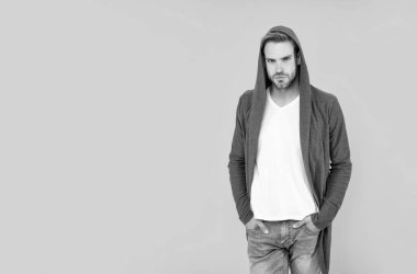 Sarı arka planda, fotokopi alanı ve yaşam tarzı olan traşsız genç adam..