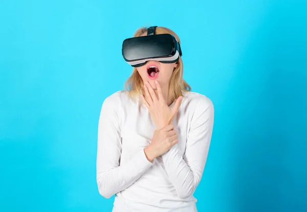 Frau Mit Virtual Reality Brille Vor Blauem Hintergrund Frau Genießt — Stockfoto