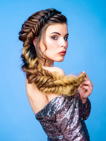 現代の髪型を持つ美しい若い女性 美容院美容院アート 女の子のメイクアップフェイスは長い髪を編みました フランスの三つ編み プロのヘアケアとヘアスタイルを作成します 編組ヘアスタイル — ストック写真