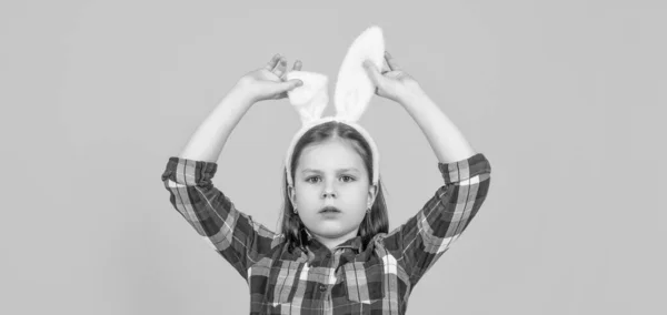 Niño Pascua Orejas Conejo Sobre Fondo Amarillo — Foto de Stock