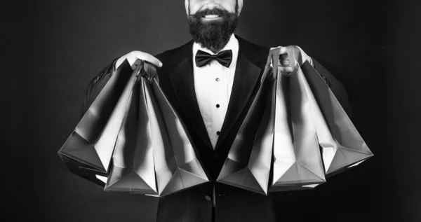 Cropped Ευτυχισμένος Άνθρωπος Σμόκιν Παπιγιόν Formalwear Μαύρο Φόντο Τσάντες Ψώνια — Φωτογραφία Αρχείου