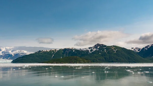 ハバード氷河の性質アラスカの自然 雪の山のピーク氷河氷の海の水の自然と緑の山の斜面での風景 氷河湾の自然 山の海岸自然景観 — ストック写真