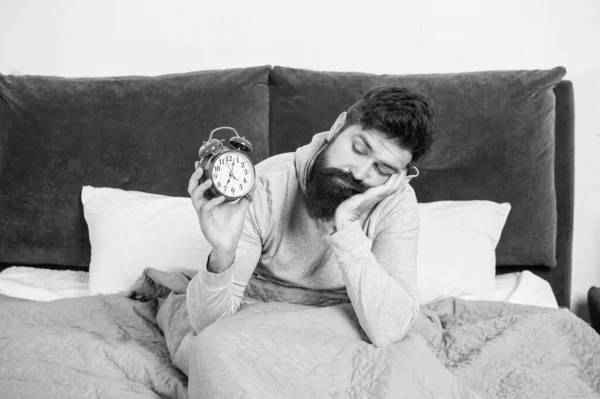 Hombre Somnoliento Mirando Despertador Estar Cama Por Mañana Pérdida Del —  Fotos de Stock