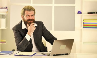 Finansal analiz. Standartları yükseltmek. Borsa. Ofis personeli konsepti. İş çözümleri. Riskli bir iş. Sakallı patron dizüstü bilgisayarla oturuyor. Yönetici sorunları çözüyor. Entelektüel görev.