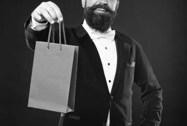 Vágott Mosolygós Férfi Szmokingban Csokornyakkendő Formalwear Fekete Háttér Bemutató Bevásárló — Stock Fotó