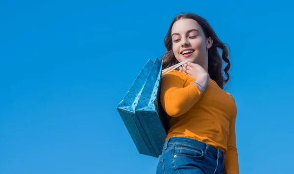 Smiling Teen Girl Shopping Bag Copy Space — Stock Photo, Image