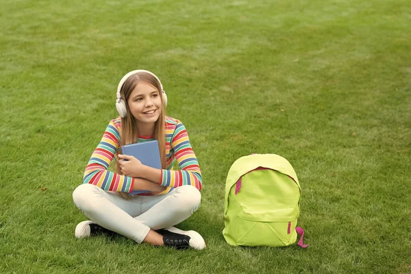 Glückliches Teenager Mädchen Hört Audio Schulung Mit Kopfhörern Auf Gras — Stockfoto