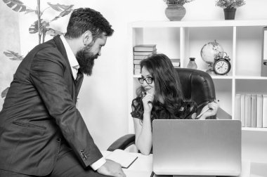 Onunla flört etmekle ilgileniyordu. Flört eden kadın, ofisteki adamla göz göze gelir. İş yeri aşkı. Sekreter masada oturan patronla flört ediyor. İş ilişkisi.