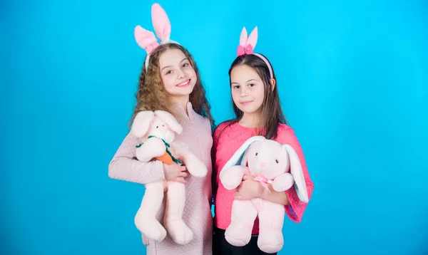 Hoop Liefde Vreugdevolle Leven Kinderen Met Bunny Speelgoed Blauwe Achtergrond — Stockfoto
