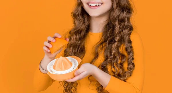 Cropped View Girl Holding Orange Juicer Yellow Background — Φωτογραφία Αρχείου