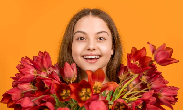 Mutlu Kız Sarı Arka Planda Bahar Lale Çiçeklerini Tutar — Stok fotoğraf