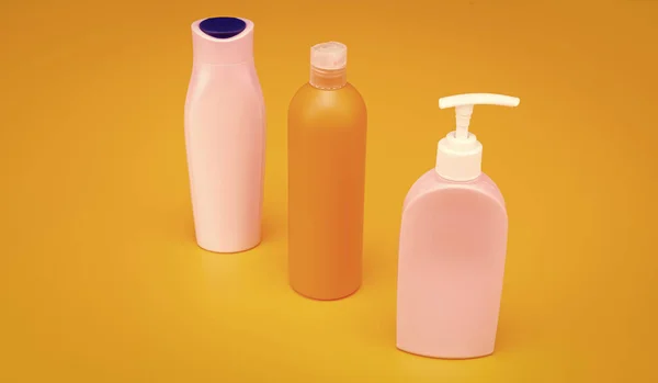 Mehrfarbige Wiederbefüllbare Kosmetikverpackungen Mit Flip Cap Und Pumpspender Für Shampoo — Stockfoto