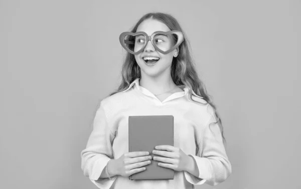 Happy Girl Back School Book Wearing Big Funny Heart Shaped — Zdjęcie stockowe