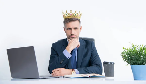 Ernsthafter Reifer Geschäftsmann Anzug Und Krone Büro — Stockfoto