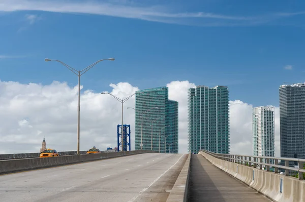 有摩天大楼的迈阿密之路 去迈阿密弗罗瑞达的路 通往迈阿密目的地的道路 夏天去迈阿密的路 — 图库照片