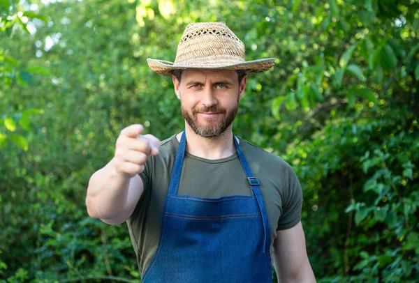 Glücklicher Agrarwissenschaftler Mit Gartenschürze Und Hut Der Mit Dem Finger — Stockfoto