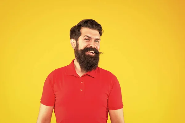 黄色い背景に髭と髪型をした笑顔の男肖像画 — ストック写真