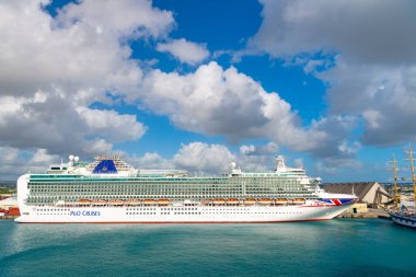 Bridgetown, Barbados - 12 Aralık 2015: P ve O Cruises yolcu gemisi, yan görüş.