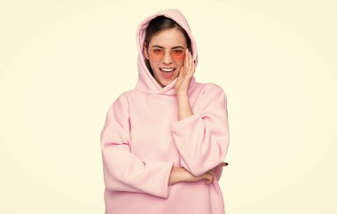 Moda kadını mutlu, gülümseyen gözlüklü, pembe kapüşonlu, beyaz tenli..