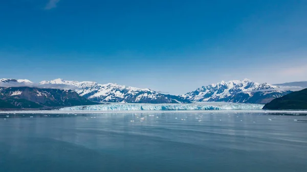 氷河の湾の自然の良い眺め 雪の山のピーク自然の風景や風景です 青い空の性質の下で海の海の水の中に山の氷河の洞窟や氷 米国アラスカ州のハバード氷河の性質 — ストック写真