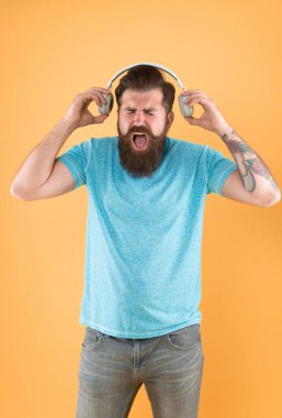 Modern müzik türü. Sakallı adam dinle ve modern şarkıyı söyle. Modern hipster şık kulaklıklar takıyor. Modern teknolojiyi zevk için kullanmak. Eğlence ve eğlence.
