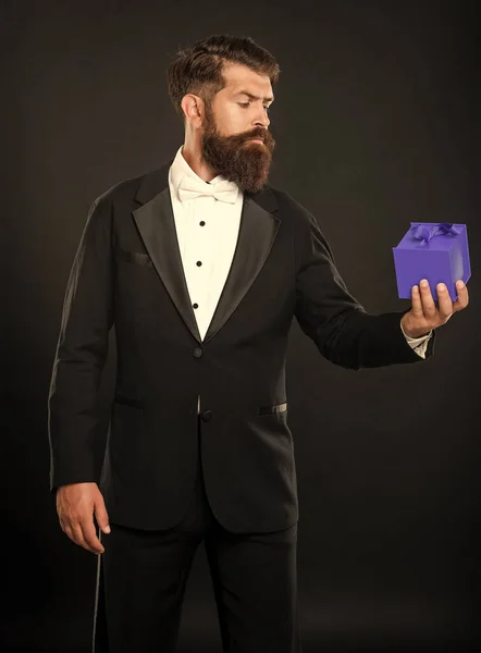 タキシードの男弓ネクタイのフォーマルウェアブラックの背景にメンズデー用の箱 — ストック写真