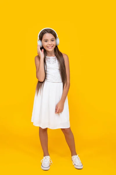 Tiener Meisje Glimlach Luisteren Muziek Hoofdtelefoon Gele Achtergrond — Stockfoto