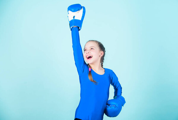 Всегда в хорошей форме. Спортивный успех. спортивная мода. тренировка маленькой девочки боксер. нокаутом. Детская активность. Фитнес-диета. энергетическое здоровье. Счастливый детский спортсмен в боксёрских перчатках
.