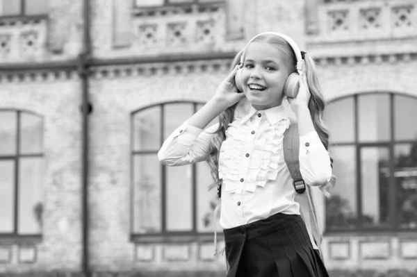 Okul Üniformalı Mutlu Çocuk Kulaklıkla Müzik Dinliyor — Stok fotoğraf