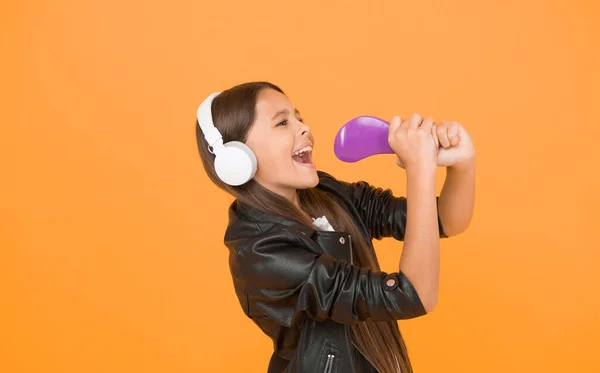 Miúdo Com Auscultadores Menina Pequena Cantar Música Favorita Imagina Que — Fotografia de Stock