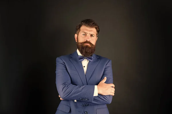 Confiante Homem Sério Smoking Gravata Arco Homem Formalwear Fundo Preto — Fotografia de Stock