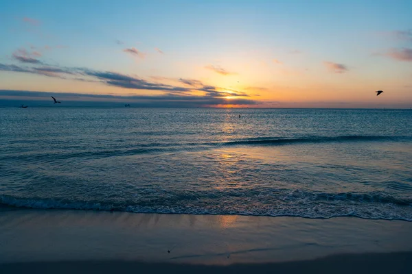 夏のビーチで海の水と美しいボラ ボラの夕日 — ストック写真