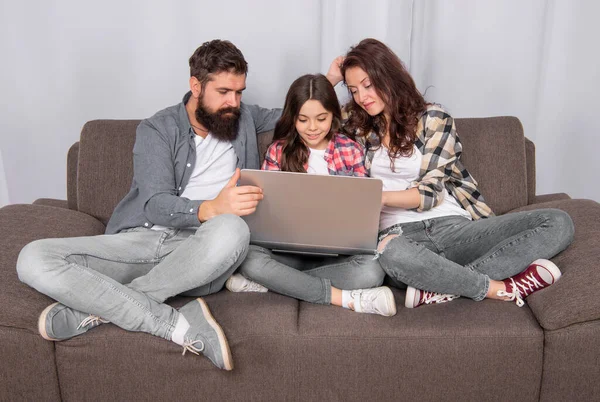 Rodinný Blog Šťastní Rodiče Dívkou Studovat Online Zvědavý Táta Dcera — Stock fotografie