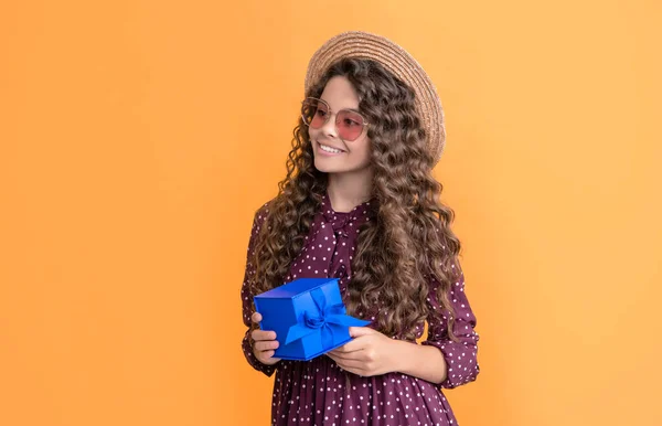 Positive Girl Curly Hair Hold Present Box Yellow Background — Stock fotografie