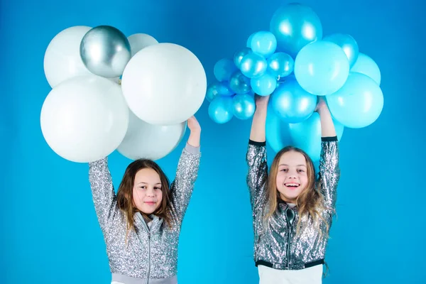 创造快乐的时刻小女孩们在用彩色气球玩乐 快乐的孩子们在玩气球 用气球庆祝生日 气球是喜庆的 — 图库照片