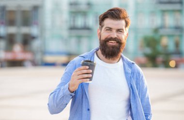 Kahve molasındaki pozitif adam. Caddedeki kahve molasındaki adam. Kahve molasındaki adamın fotoğrafı. Kahve molasındaki adam..