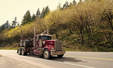 Oregon, ABD - 05 Nisan 2021: Büyük Kenworth nakliye kamyonu römorku karayolu üzerinde taşınmak için.