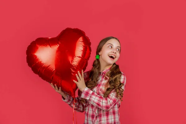 Радостная Девочка Держит Воздушный Шар Любви Сердце Красном Фоне — стоковое фото