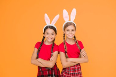 Tavşan takımı. Eğlence ve olay konsepti. Bahar tatili. Tavşan kulaklı çocuklar. Aile ve kardeşlik. Uzun tavşan kulaklı liseli kızlar üniforması. Paskalya geleneksel oyunları.