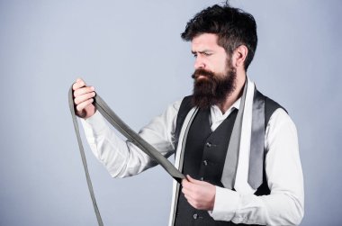 İş veya sosyal etkinlikler için cilalı bir görünüm sunarak, kravatlar dolap geliştirmek. Adam sakallı hipster birkaç kravat tutun. Sakallı adam kravat seçiyor. Mükemmel bir kravat. Kravat aksesuarları türleri.