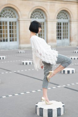 Moda tarzı esmer kadın modeli. Açık havada esmer bir kadın. Dışarıda esmer bir kadın var. Sokakta esmer bir kadın..