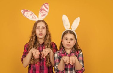Sarı arka planda tavşan kulaklı paskalya çocukları şok oldu..